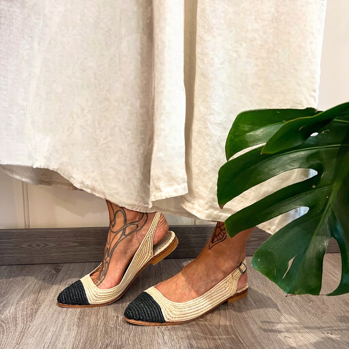 Sandalia Lina de Leke's, un modelo slingback a conjunto con un vestido de lino beig
