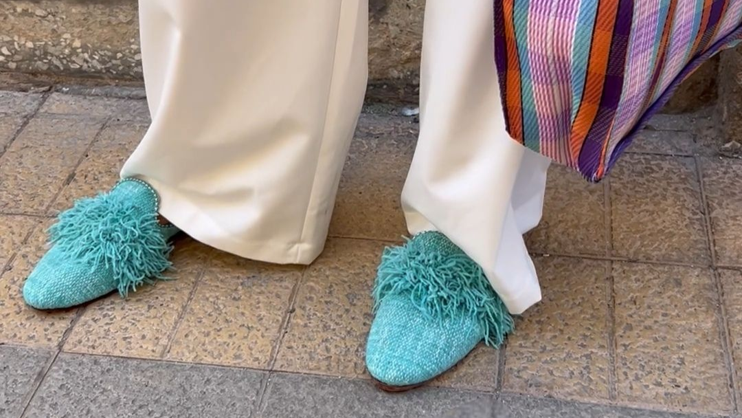 Mule Salma con pantalón palazzo en blanco combinado con un bolso market de naylon reciclado en tonos vibrantes