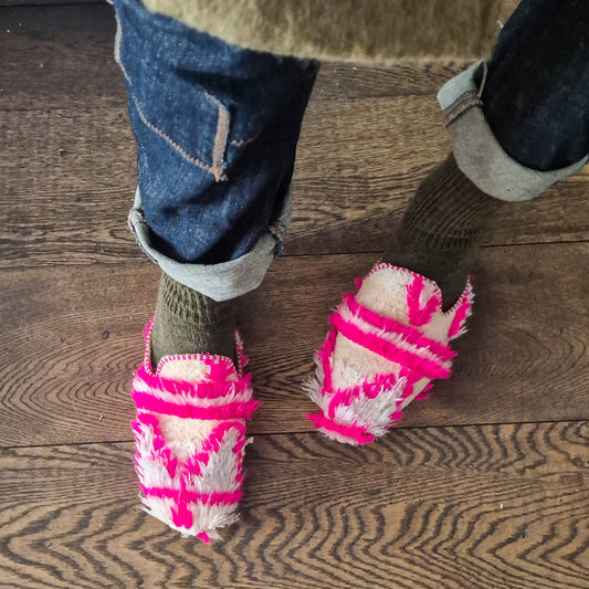 Look casual de jeans denim RAW con calcetines verdes de alpaca. Un look donde el color rosa vibrante de las mule Najat destacan y lo hacen único.