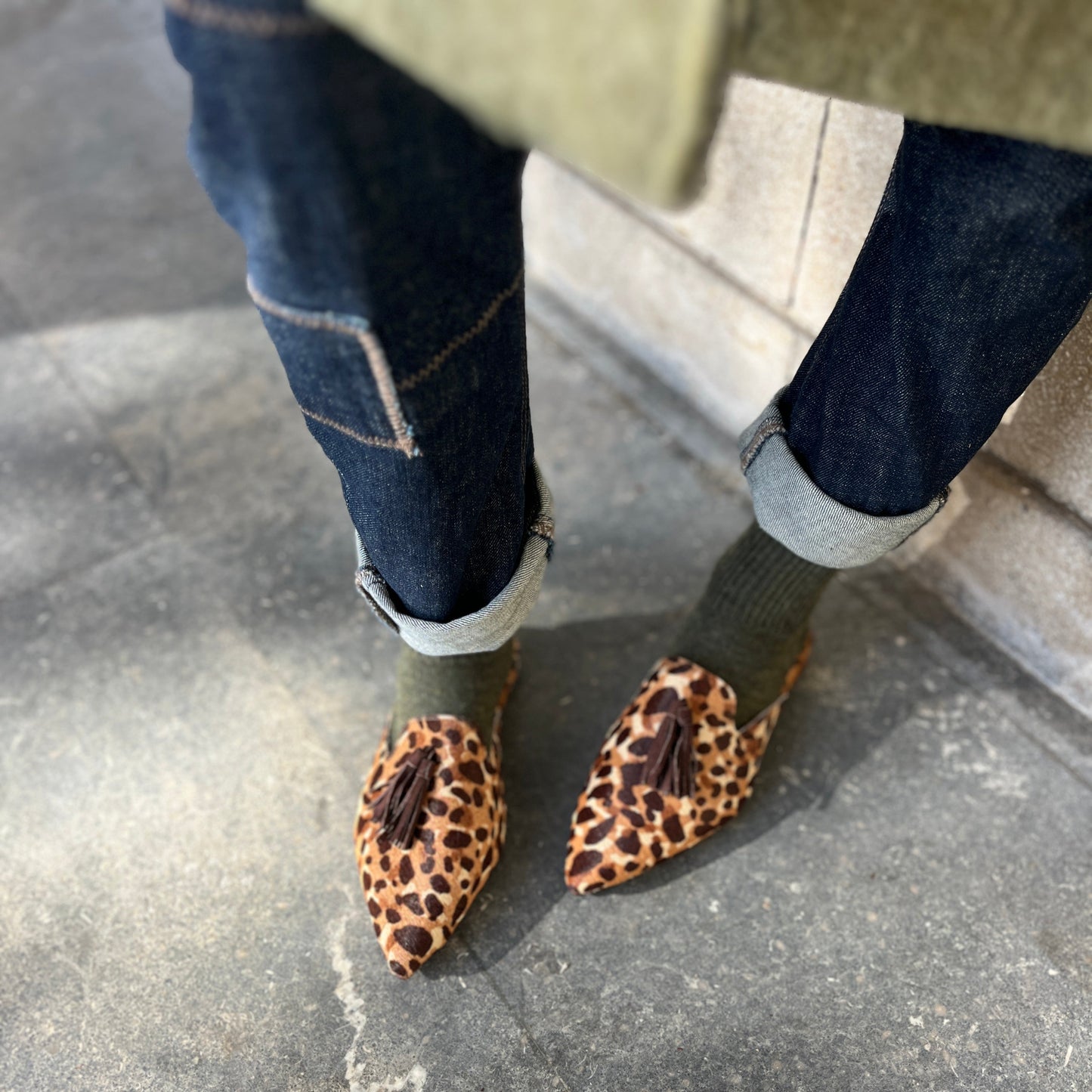 Look casual de pantalones denim con calcetines de alpaca en color verde con las mule Faiza en tonos marrón claro.